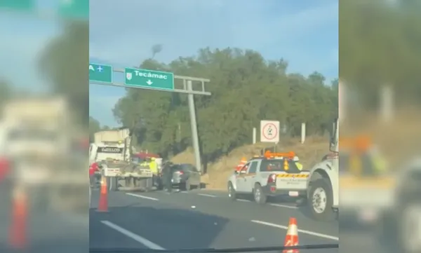 El vehículo Hyundai i10 quedó destrozado tras el impacto en el kilómetro 32 de la autopista México-Pachuca; la zona permanece bajo resguardo de la Guardia Nacional.