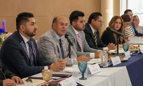 El secretario de Educación, Natividad Castrejón Valdez, junto a autoridades de la SEPH y directivos de universidades particulares de Hidalgo, acordaron impulsar la excelencia académica y la salud integral de los estudiantes.