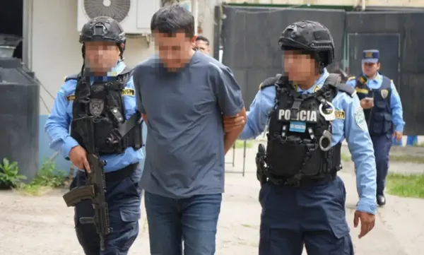 Agentes de la Policía Nacional de Honduras y la DPI decomisaron 190 mil lempiras -equivalentes a poco más de 123 mil pesos mexicanos- y un dispositivo celular tras la detención de un mexicano acusado de fraude cibernético en San Pedro Sula. Fotos: @PoliciaHonduras