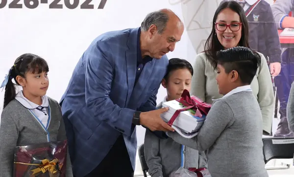 Natividad Castrejón Valdez lideró la entrega de útiles, uniformes y calzado escolar a alumnos de Educación Básica en la región Tula-Tepeji.