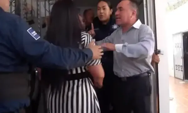 Elementos de la Secretaría de Seguridad Ciudadana intervinieron en la Teleaula municipal de Mineral de la Reforma tras registrarse una riña al finalizar la sesión de Cabildo. Foto: Cortesía