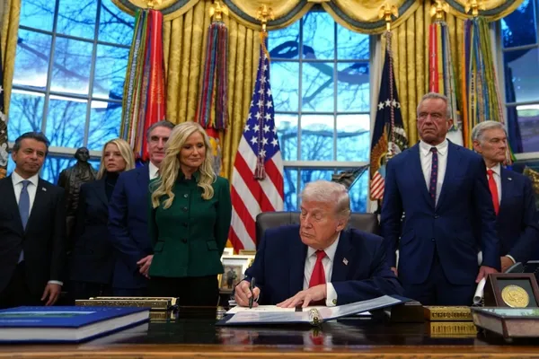 Donald Trump firmando orden ejecutiva contra petróleo cubano en la Casa Blanca.