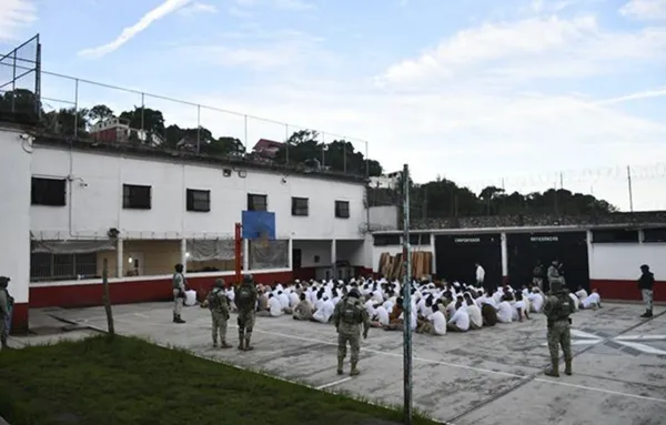 Elementos armados inspeccionan áreas del Cereso varonil de Pachuca durante operativo de seguridad.