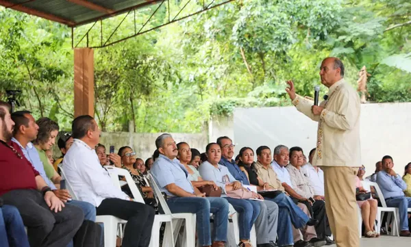 El secretario de Educación Pública de Hidalgo, Natividad Castrejón Valdez, encabezó la entrega de equipamiento educativo para el CECyTEH en Huejutla, acompañado por autoridades municipales y estatales.