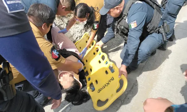 Agentes de la Policía Violeta de la Secretaría de Seguridad Pública de Hidalgo atendieron la emergencia en el Bulevar Colosio de Pachuca. Foto: SSPEH