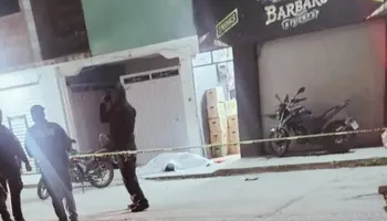 Una persona perdió la vida y dos más resultaron lesionadas tras un ataque armado en el bar "El Bárbaro", en Mixquiahuala