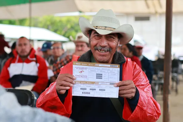 Personas damnificadas por las lluvias que afectaron el norte de Hidalgo reciben apoyos para la reconstrucción de viviendas, negocios y para recuperar las pérdidas en las cosechas.