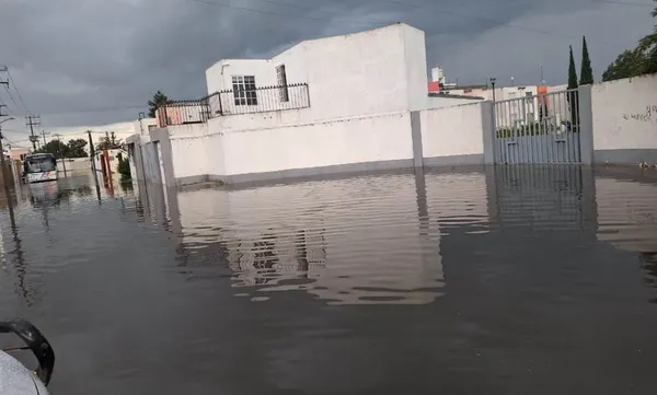 En los fraccionamientos Marbella, El Recinto y en la colonia Loma Bonita, el nivel del agua alcanzó más de medio metro de altura, la tarde de este miércoles 8 de julio, tras el fuerte aguacero que cayó en Tizayuca. Fotos: Gobierno Municipal