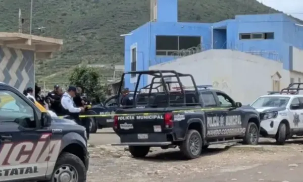 Agentes de la policía municipal y estatal acordonaron la zona en la colonia Jacarandas, en Pachuca, tras el hallazgo de dos cuerpos calcinados en un inmueble en construcción. Foto: Cortesía