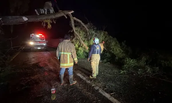 Personal de Protección Civil supervisa los niveles de los cauces en Hidalgo y realiza diversas acciones en carreteras tras la activación del semáforo amarillo por lluvias. Foto: Subsecretaría de Protección Civil