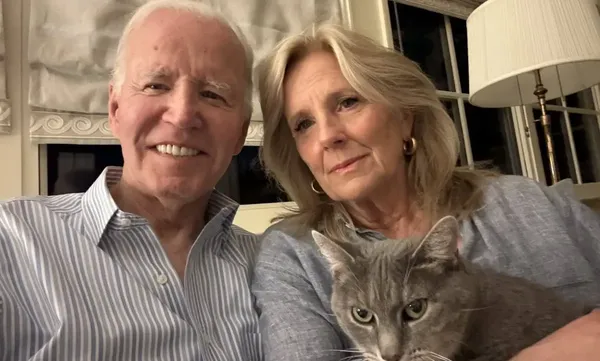 Joe Biden acompañado por su esposa, Jill Biden, en una imagen publicada en mayo de 2025 para dar a conocer detalles sobre su estado de salud.