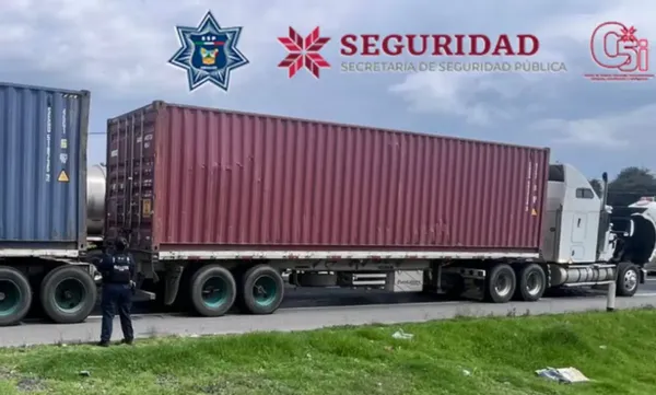Elementos de la Policía Estatal de Hidalgo aseguraron un tractocamión y dos contenedores cargados con 64 toneladas de bebida alcohólica tras un exitoso operativo de reacción en la carretera federal México–Tuxpan. Foto: SSPH