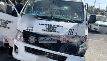 Un camión de volteo realizó un corte de circulación e impactó a una unidad del transporte colectivo sobre la carretera México-Pachuca, dejando a cuatro pasajeros con lesiones de consideración y a nueve más policontundidos, a la altura de Tizayuca.