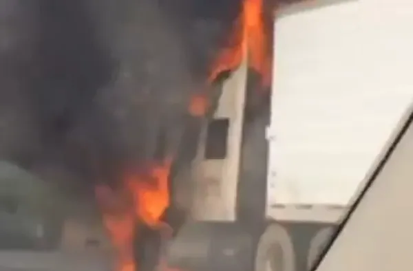 Incendio de tractocamión provoca cierre de la autopista México–Querétaro con dirección a la Ciudad de México.