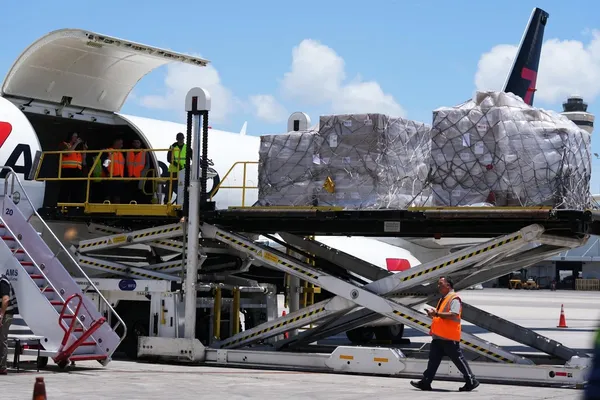 Cargamento de ayuda humanitaria de Estados Unidos recibido en el Aeropuerto José Martí de La Habana