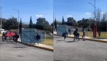 Pelea a golpes entre un grupo de cinco a seis personas fue captada en video por testigos, en las inmediaciones de una caseta de vigilancia, en la escuela del ICSa, de la UAEH. Foto: RRSS