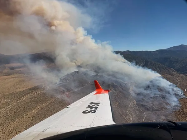 Humo de incendio forestal en zona remota del condado de Los Ángeles, California