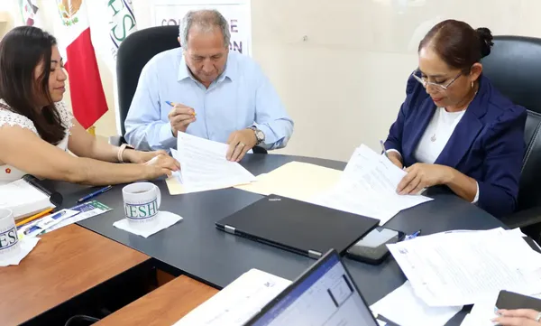 La directora general del ITESHU, Imelda Pérez Espinoza, encabezó la II Sesión Ordinaria 2026 del Consejo de Vinculación, donde se destacó la patente de la carrera de Arquitectura para el aprovechamiento de residuos mineros. Fotos: SEPH