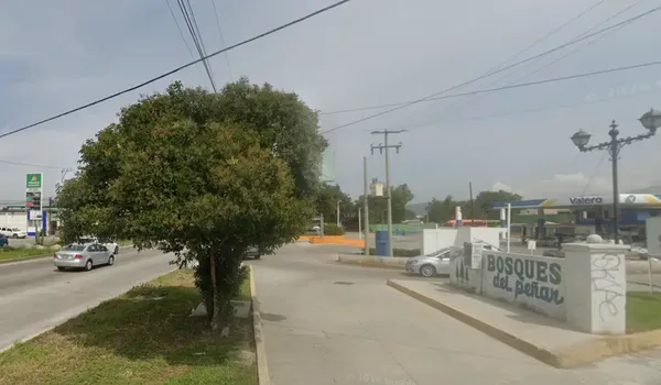 Vecinos del fraccionamiento Bosques del Peñar convocan al cierre total del Boulevard Colosio en ambos sentidos debido a la falta de agua potable.