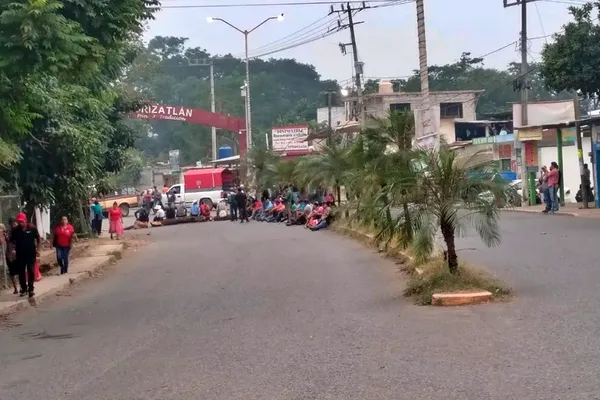 bloque carretero en San Felipe Orizatlán con cierres en accesos hacia Huejutla