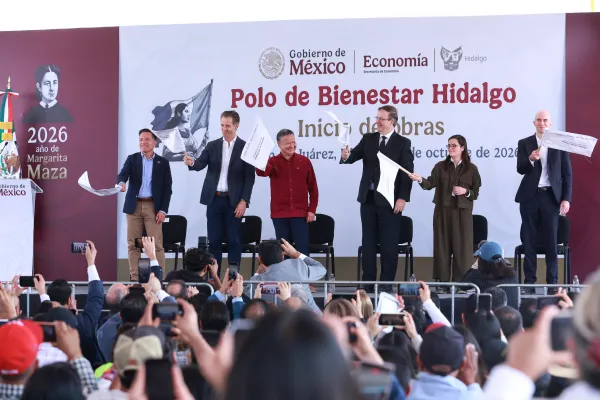 El gobernador Julio Menchaca Salazar y el secretario de Economía, Marcelo Ebrard Casaubón, durante el arranque de obra del Polo de Bienestar en Zapotlán de Juárez