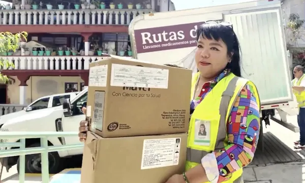 Alejandro Svarch, titular del IMSS-Bienestar, verifica el abasto de medicamentos en el Hospital Regional Otomí-Tepehua, en San Bartolo Tutotepec, Hidalgo. Foto: Gobierno de México