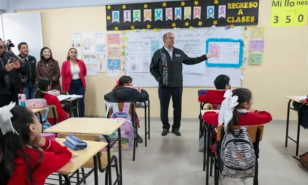 Natividad Castrejón Valdez junto a autoridades municipales y educativas, encabezó la entrega del nuevo edificio en la primaria primaria Pedro María Anaya, en Huichapan.