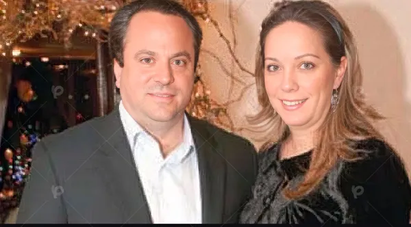 Mujer y hombre posando juntos en un evento social, ambos mirando a la cámara y sonriendo. Sandra Luic Tellez Nieves