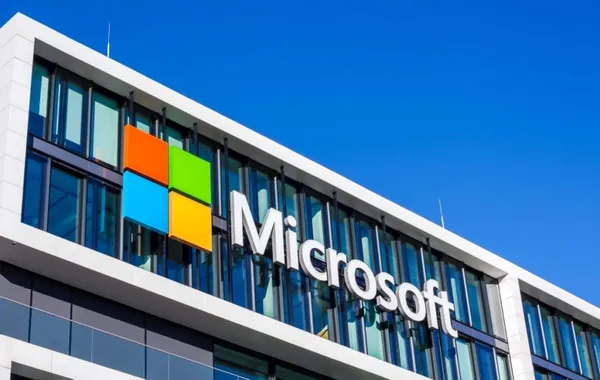 Brad Smith, presidente de Microsoft, confirmó la decisión de suspender servicios de nube e inteligencia artificial para Israel.