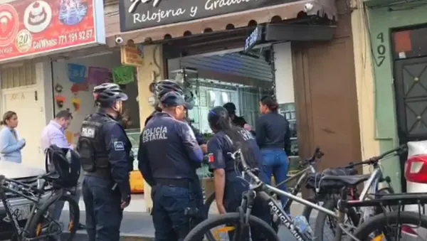 Gráfica representativa o imagen de patrulla de la PGJEH frente a un establecimiento comercial, ilustrando el aumento del 89% en robos a negocios en Hidalgo durante 2025.