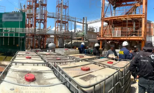 FGR desmantela refinería clandestina en Tizayuca; encuentran 57 contenedores para procesar huachicol. Encuentra otros tres centros para el procesamiento ilícito de combustible en Morelos y San Luis Potosí.
