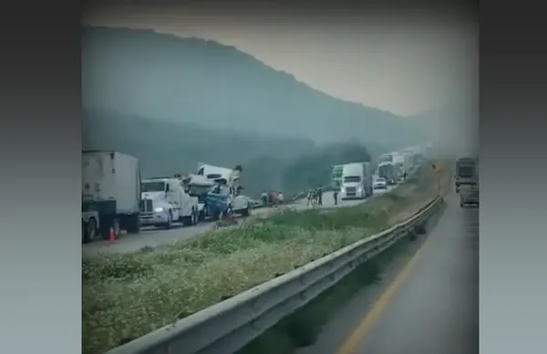 Un accidente ocurrido la madrugada de este miércoles ha provocado un intenso caos vial en el Arco Norte, rumbo a Querétaro.
