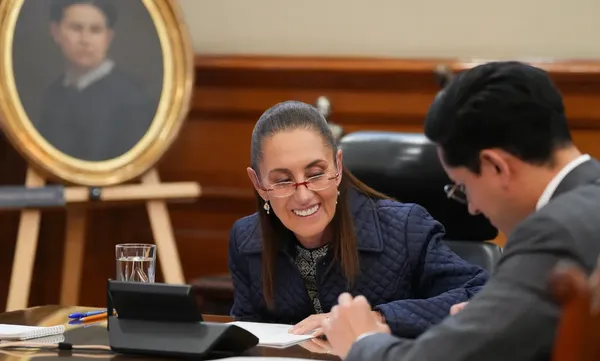La presidenta Claudia Sheinbaum y el canciller Roberto Velasco durante la llamada telefónica mantenida con el mandatario estadounidense Donald Trump.