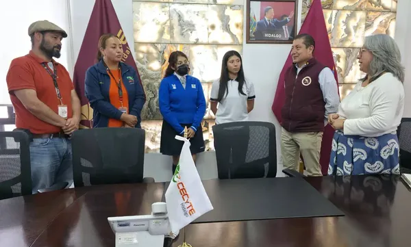 Las alumnas Zoé Angélica Guzmán y Ali Gress, del CECyTE Hidalgo plantel Chilcuautla, durante la premiación en la Embajada de Suecia tras ganar el primer lugar nacional. Foto: SEPH