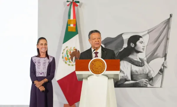 La presidenta Claudia Sheinbaum y el gobernador Julio Menchaca durante el anuncio de las nuevas inversiones industriales para Hidalgo, en la conferencia mañanera de este miércoles 19 de agosto.