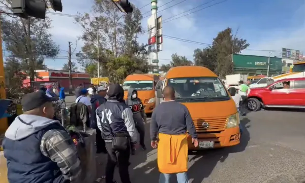 Choferes de unidades de transporte público y de carga bloquean la Carretera Federal Cuautla-Chalco y Bulevar Buenaventura en Ixtapaluca, para exigir un alto a los asaltos y extorsiones. Foto: Cortesía