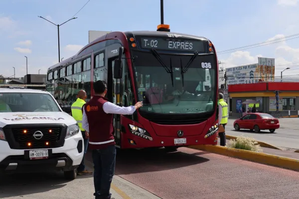 Bolardos y elementos delimitadores en el carril confinado del Tuzobús en el centro de Pachuca