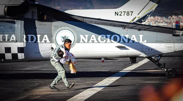 Elementos de la Guardia Nacional, del Ejército Mexicano y la Policía Estatal apoyan al DIF en el traslado de menores y sus familias, desde las zonas devastadas, para su atención médica. Foto: DIF Hidalgo