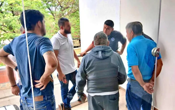 Policía de Hidalgo evita secuestro virtual en Huejutla; cinco hombres fueron intimidados en un hotel y rescatados sin pago de rescate.