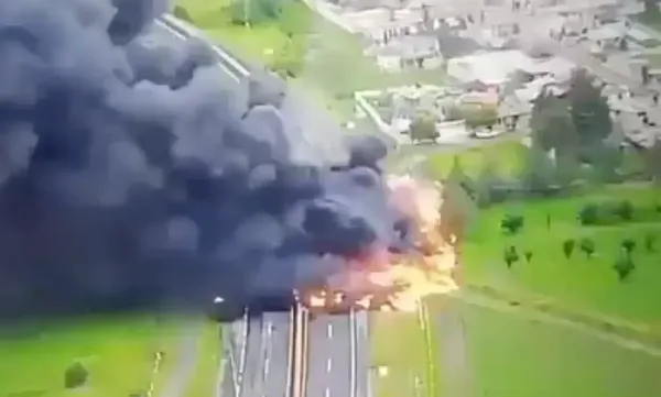 Cámaras del C5i de Tlaxcala captaron el momento en que el contenedor se desprendió en una curva de la carretera México-Veracruz, provocando el fatal incendio. Foto: C5i Tlaxcala