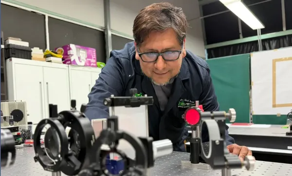 El Dr. Noel Iván Toto Arellano (UTEC) es reconocido mundialmente por su contribución a la fotónica y la investigación de materiales en colaboración con instituciones de México y Japón. Foto: Cortesía