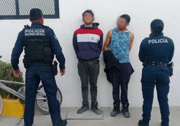 Aseguramiento de droga y armas blancas en operativo policial en Mineral de la Reforma.