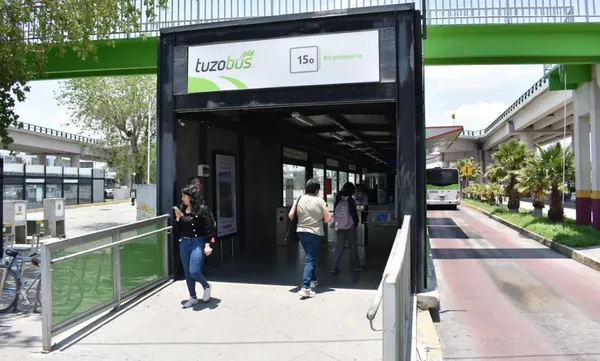 La invasión del carril exclusivo del Tuzobús genera retrasos en el servicio y posibles accidentes; las multas podrían superar los 3 mil pesos. Foto: Semot