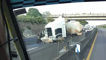 Una pipa que circulaba por el Arco Norte volcó a la altura de Tula, provocando el cierre de la vía con dirección a Puebla.
