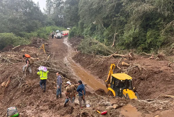 Hidalgo mantiene más de 100 afectaciones carreteras sin resolver; la SICT prevé hasta cuatro días de labores por camino.