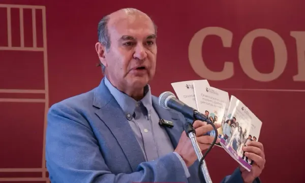 Estudiantes en Hidalgo podrán ingresar con sus dispositivos a las escuelas, pero deberán mantenerlos apagados en el aula salvo por emergencias o actividades planeadas, informó el secretario de Educación del Estado, Natividad Castrejón.