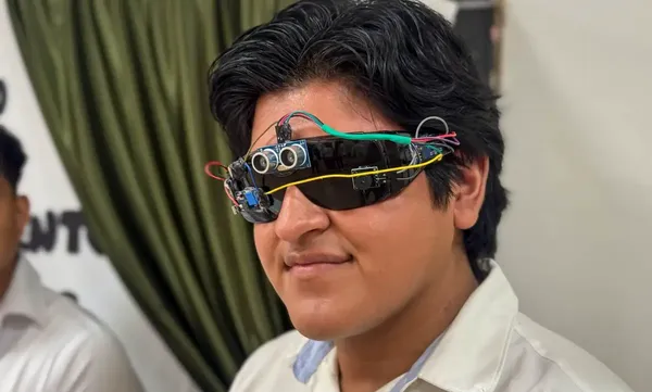 Alumnos de Ingeniería Industrial de la Universidad Politécnica de Huejutla (UPH) desarrollaron lentes asistidos con tecnología ultrasónica para reforzar la seguridad y autonomía de personas con discapacidad visual.