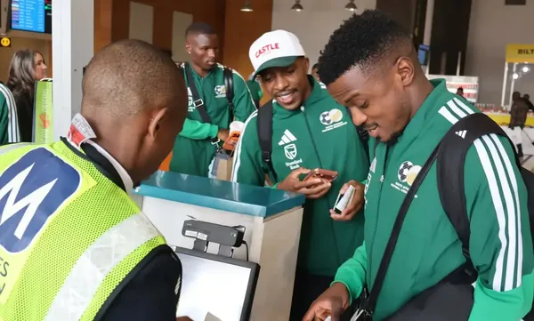 Los integrantes de la Selección de Sudáfrica abordaron el vuelo chárter en Johannesburgo rumbo a México, en medio de un escándalo administrativo que dejó varado a su entrenador asistente. Foto: Facebook South African Football Association