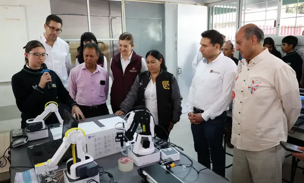 Natividad Castrejón Valdez encabezó la entrega de laboratorios STEM en los planteles del Cobaeh en San Agustín Metzquititlán y Huazalingo, acompañados por autoridades educativas y municipales.