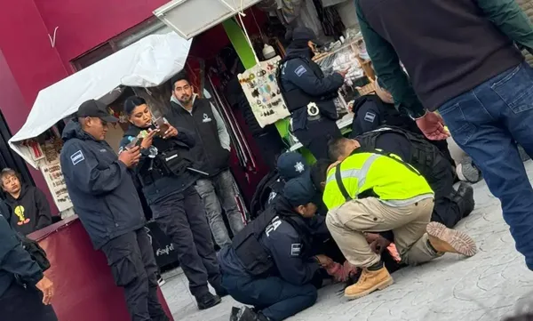 Elementos de Protección Civil atendieron a los dos menores tras la caída del marco de bienvenida en la entrada a la Feria Tradicional Pachuquilla 2026.